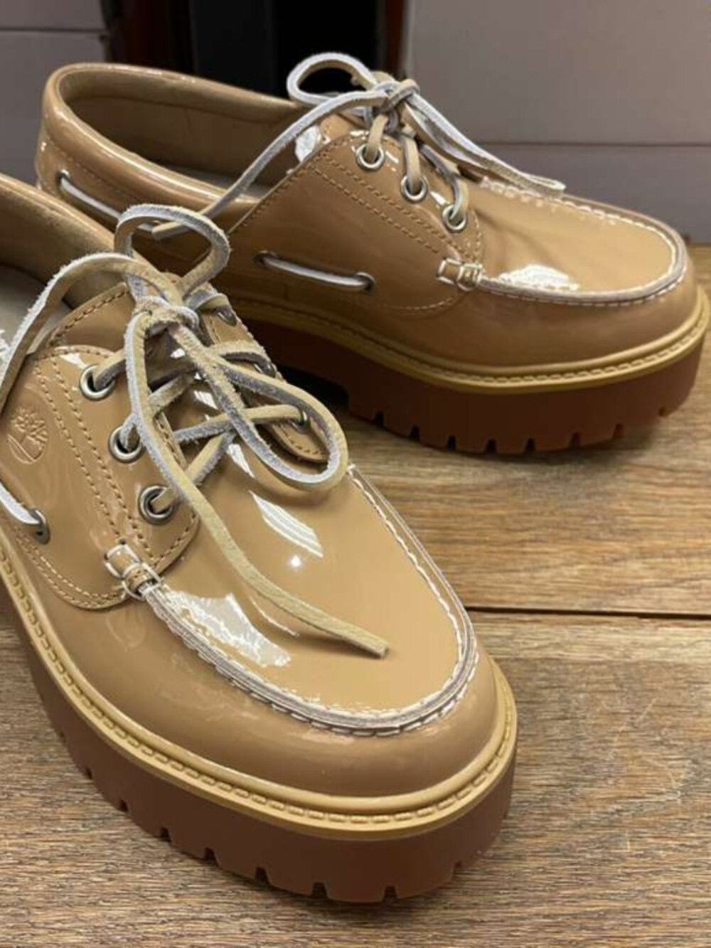 TIMBERLAND WOMEN'S STONE STREET BOAT SHOE MD BEIGE PATENT LEATHER A2GVF-AKJ